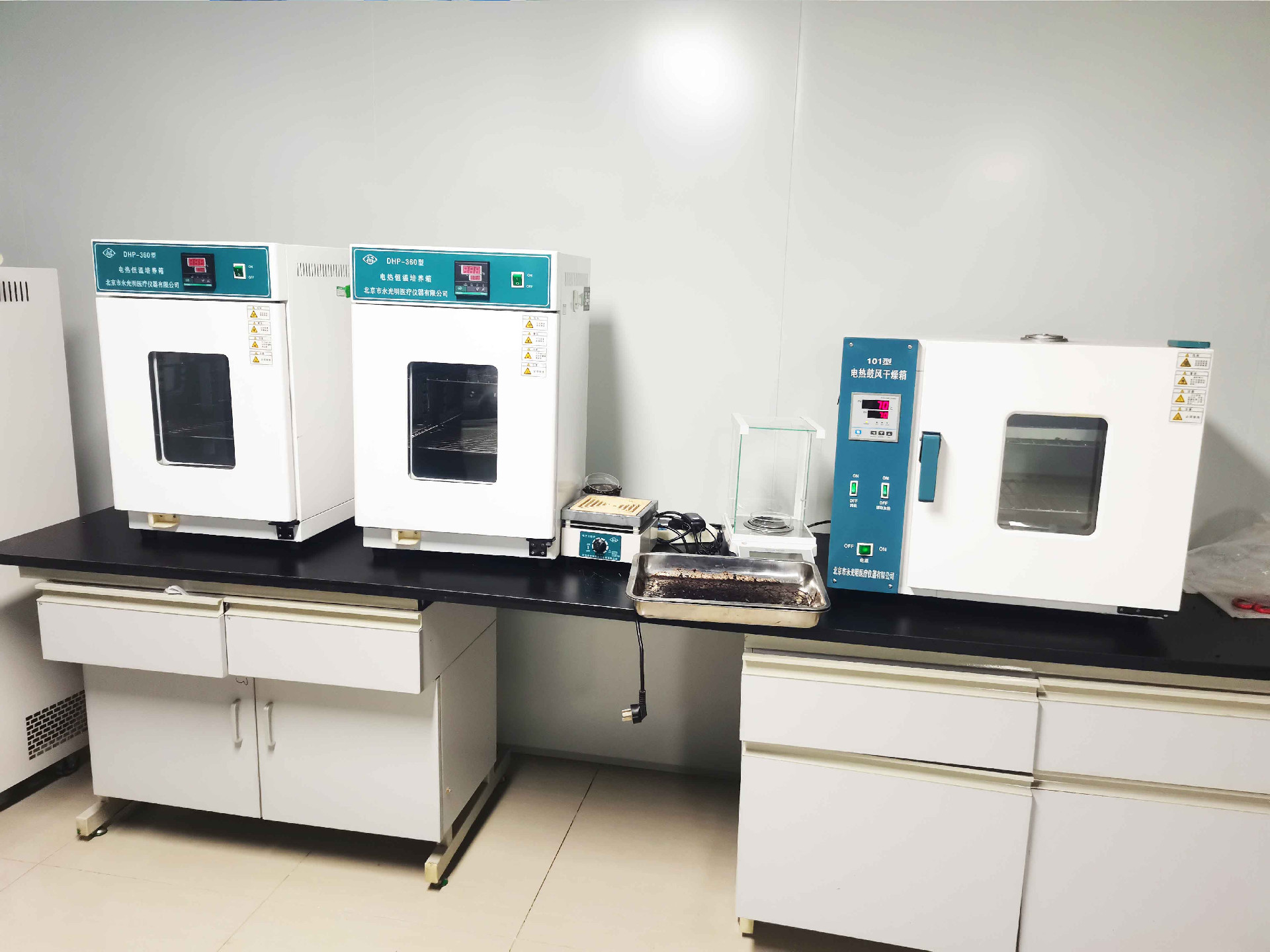 电热鼓风干燥箱.jpg